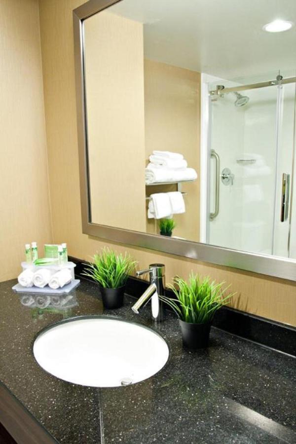 Holiday Inn Express Pembroke By Ihg Exterior foto